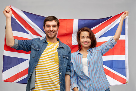 主义民族观念灰色背景下高举英国的幸福夫妇手持英国的幸福夫妇图片