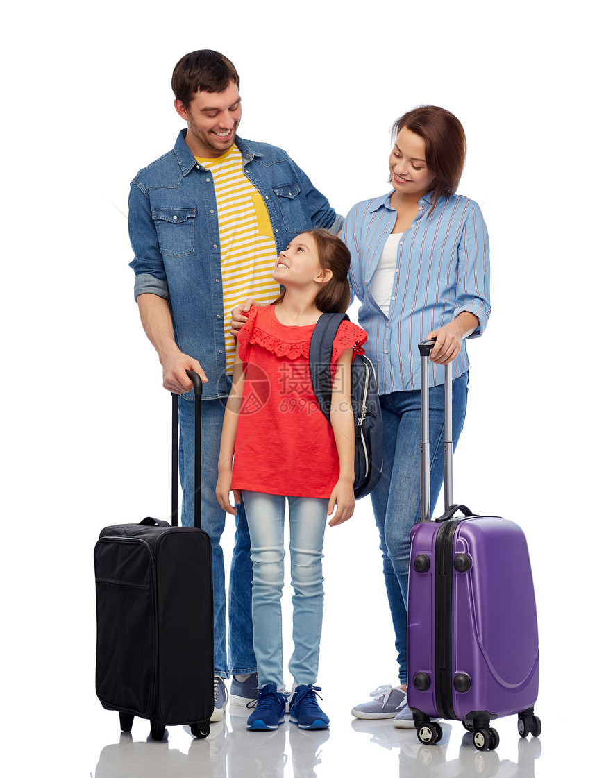 家庭,旅游度假快乐的微笑母亲,父亲小女儿带着白色背景的旅行袋带着旅行袋的幸福家庭图片