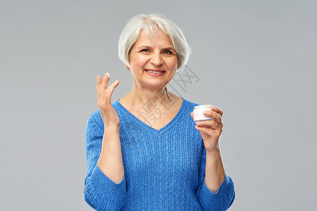 老妇女涂抹保湿霜图片