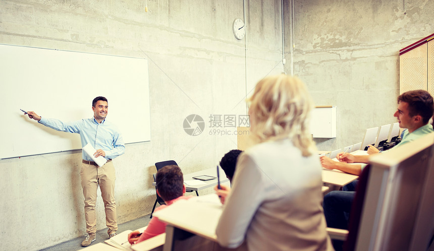 教育高中大学教学人的群学生教师演讲时站白板上群学生老师讲座上图片