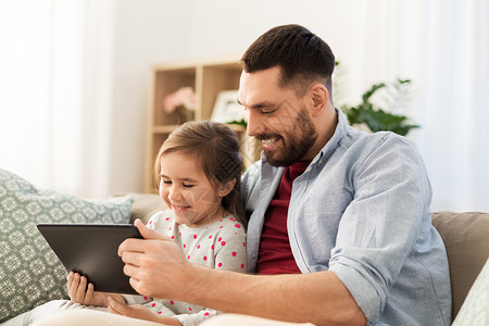 家庭,父亲技术快乐的父亲小女儿与平板电脑电脑家里父亲女儿家用平板电脑图片