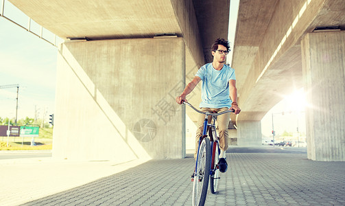 骑自行车的桥人,风格,休闲生活方式轻的时髦男子骑固定齿轮自行车城市街道轻的时髦男子骑固定齿轮自行车背景