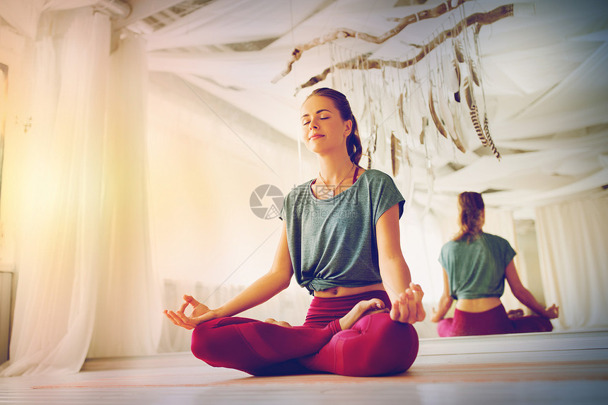 正念,灵健康的生活方式妇女冥想莲花姿势瑜伽工作室与柔的阳光女人瑜伽工作室冥想莲花姿势图片