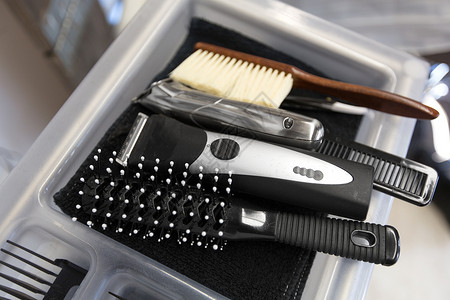 头发工具,美容美发刷子,修剪器梳子托盘理发店发廊托盘上的刷子修边器梳子图片