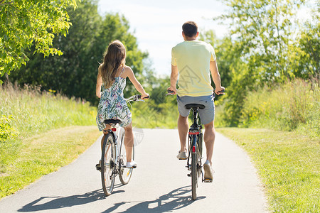 人们,休闲生活方式的轻夫妇骑自行车道路上夏天轻夫妇夏天骑自行车图片