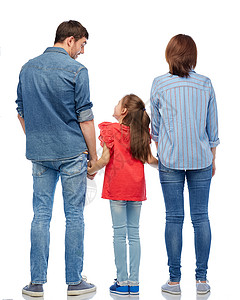 家庭人的母亲,父亲小女儿牵着手,后白色的背景上交谈家人白色背景下后牵着手图片