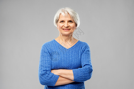 微笑的老年女性交叉手臂图片