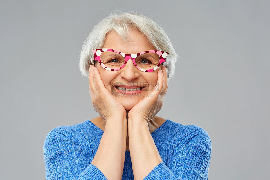 微笑的老年妇女戴着大大的眼镜图片