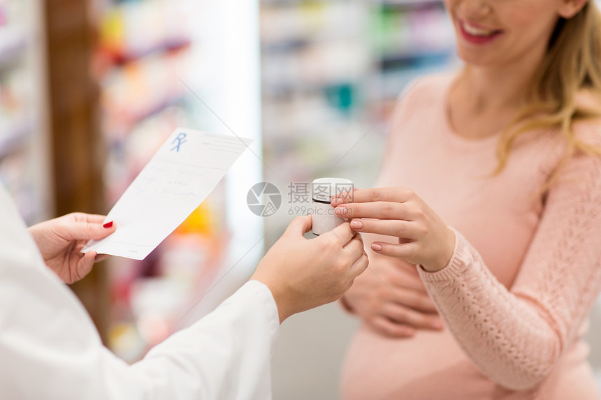 怀孕,药物保健快乐的孕妇服用药罐药剂师与处方药房快乐的孕妇药房的药剂师图片