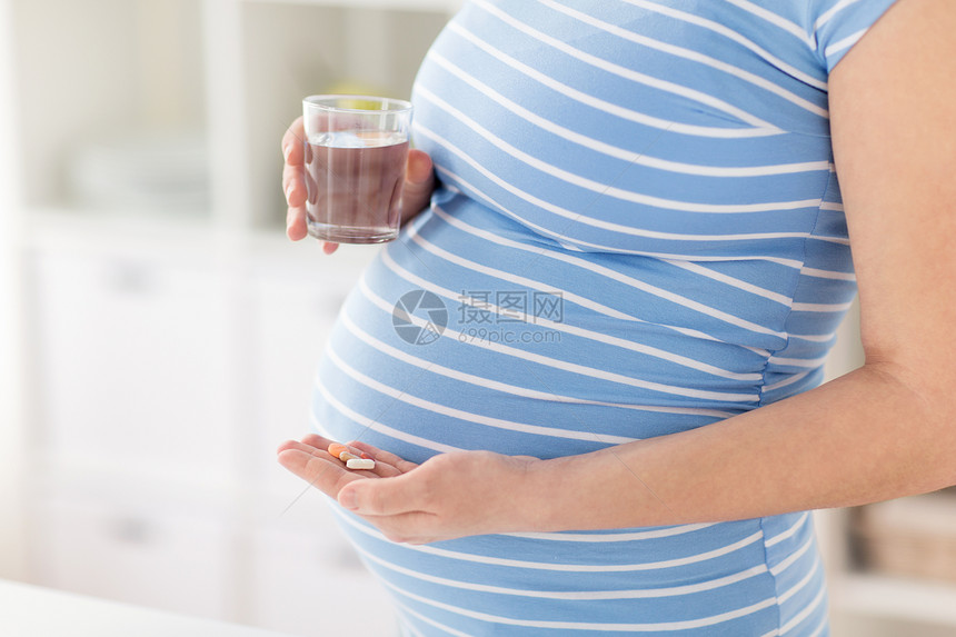 怀孕,人保健密切孕妇与维生素丸杯水用药丸水接近孕妇图片