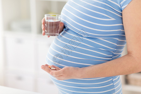 孕妇用药怀孕,人保健密切孕妇与维生素丸杯水用药丸水接近孕妇背景