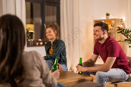 友谊,沟通人的群快乐的朋友家里喝含酒精的啤酒朋友家喝含酒精的啤酒图片