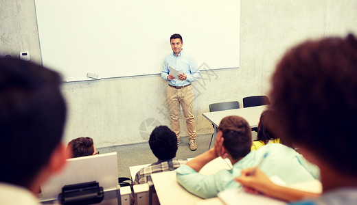教育高中大学教学人的群国际学生教师,他们的论文演讲时站白板上群学生老师讲座上背景图片