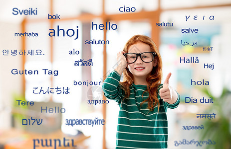 翻译学微笑的红头发学生女孩戴着眼镜绿色条纹衬衫图片