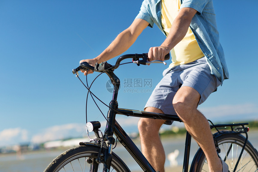 人们,休闲生活方式的近距离的轻人骑自行车沿夏海滩沿着夏天的海滩骑自行车的男人特写图片