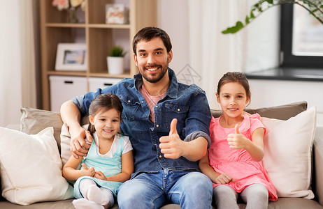 家庭,童父亲的快乐的父亲女儿家里竖大拇指父亲带着女儿家里竖大拇指图片