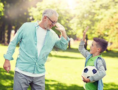 家庭,代,手势,运动人的快乐的祖父孙子,夏季公园用足球击掌足球的老人男孩击掌图片