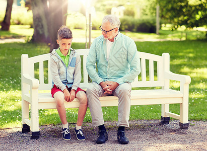 家庭世代交流人的祖父孙子夏季公园聊天祖父孙子夏天公园聊天图片