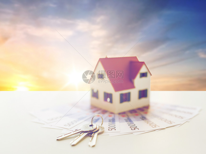 抵押贷款,房地产财产家庭模式,金钱房子钥匙日落天空背景家庭模型,钱房子钥匙图片