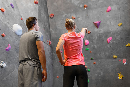 健身,极限运动巨石男人女人室内攀岩健身房锻炼男女室内攀岩健身房锻炼图片