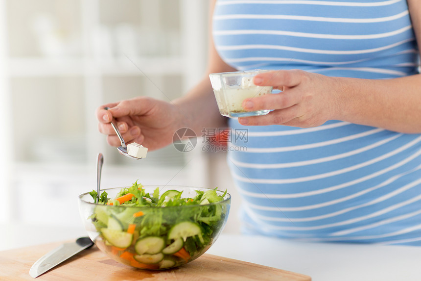 怀孕,烹饪食物健康饮食密切孕妇制作蔬菜沙拉添加胎奶酪家庭厨房孕妇家烹饪沙拉图片