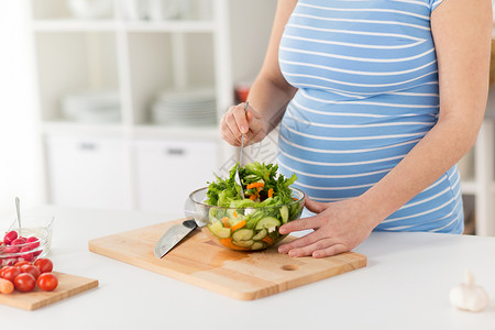 怀孕,烹饪食物健康饮食密切孕妇家里厨房蔬菜沙拉孕妇家烹饪沙拉图片