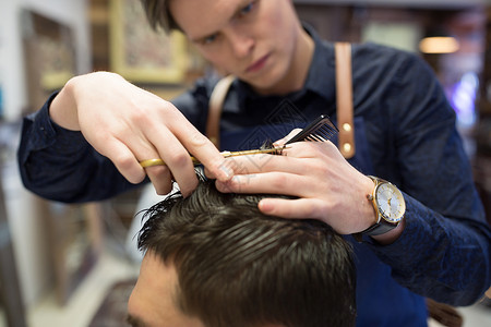 美容,美发人的男客户理发师与梳子剪刀剪头发理发店男理发师理发店理发图片