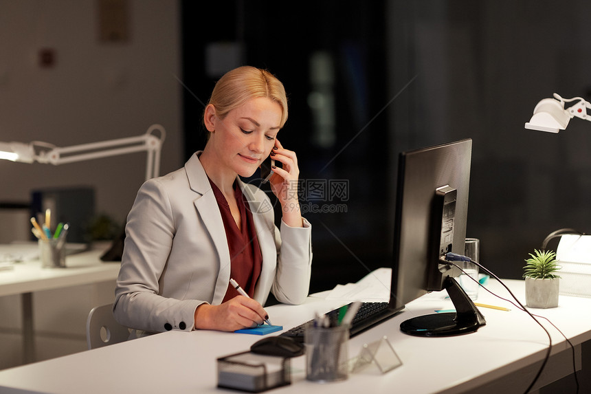 商业,截止日期技术女商人打电话夜间办公室蚂蚁贴纸上笔记女商人夜间办公室打电话图片
