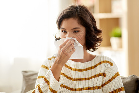 医疗保健,感冒,过敏人的生病的女人家里用纸巾鼻涕生病的女人家里用纸巾鼻子图片