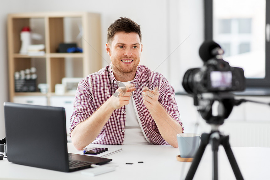 博客,视频博客人的男博客记录视频博客手指相机家庭办公室家里摄像头视频博客的男博主图片