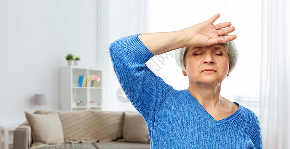 健康,压力老人的疲惫的老妇女头痛的家庭客厅背景疲惫的老妇女头痛图片