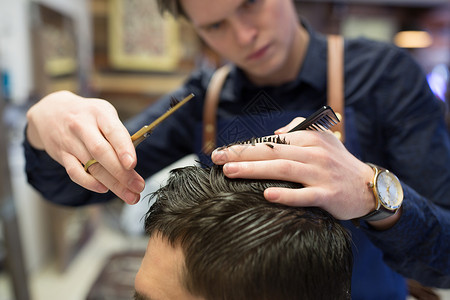 美容,美发人的男客户理发师与梳子剪刀剪头发理发店男理发师理发店理发图片