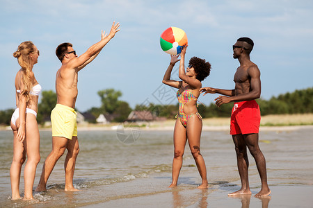 友谊,暑假人们的快乐的朋友海滩上玩充气球朋友们夏天玩沙滩球图片