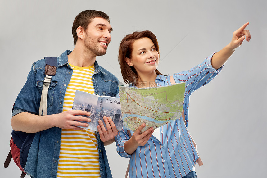 旅行,旅游度假快乐的游客与城市指南,背包灰色背景快乐的游客与城市指南图片
