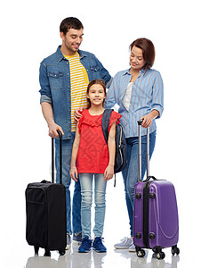家庭,旅游度假快乐的微笑母亲,父亲小女儿带着白色背景的旅行袋带着旅行袋的幸福家庭背景
