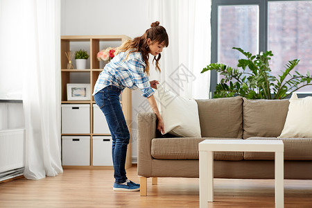 家庭家务清洁亚洲妇女家安排沙发垫亚洲女人家安排沙发垫图片