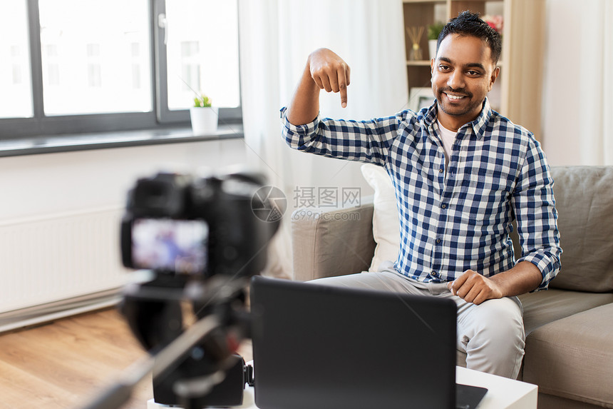 博客,视频博客人的印度男博客与相机记录视频手指向下家里家里摄像头视频博客的男博主图片