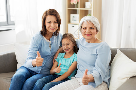 家庭世代女的母亲女儿祖母坐沙发上竖大拇指母亲女儿祖母竖大拇指图片