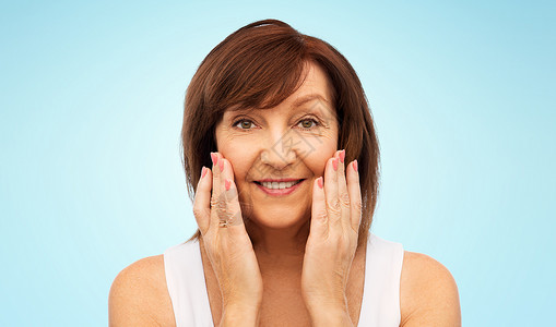 在护理脸部的老年女人图片