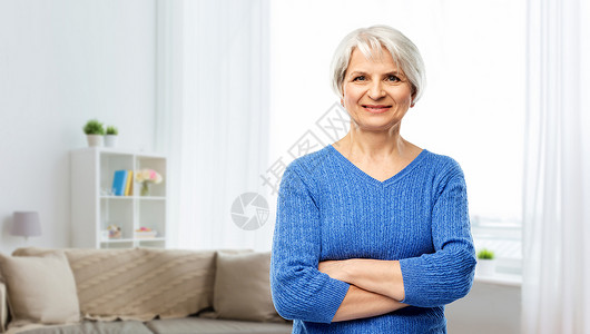 在室内穿着蓝毛衣的老年女人图片