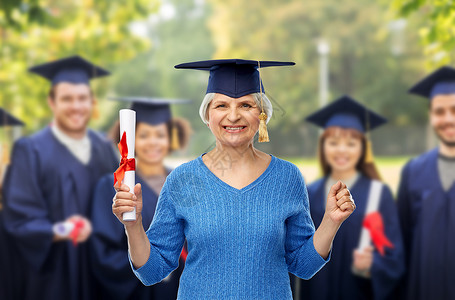 庆祝毕业的老年女性教育高清图片素材
