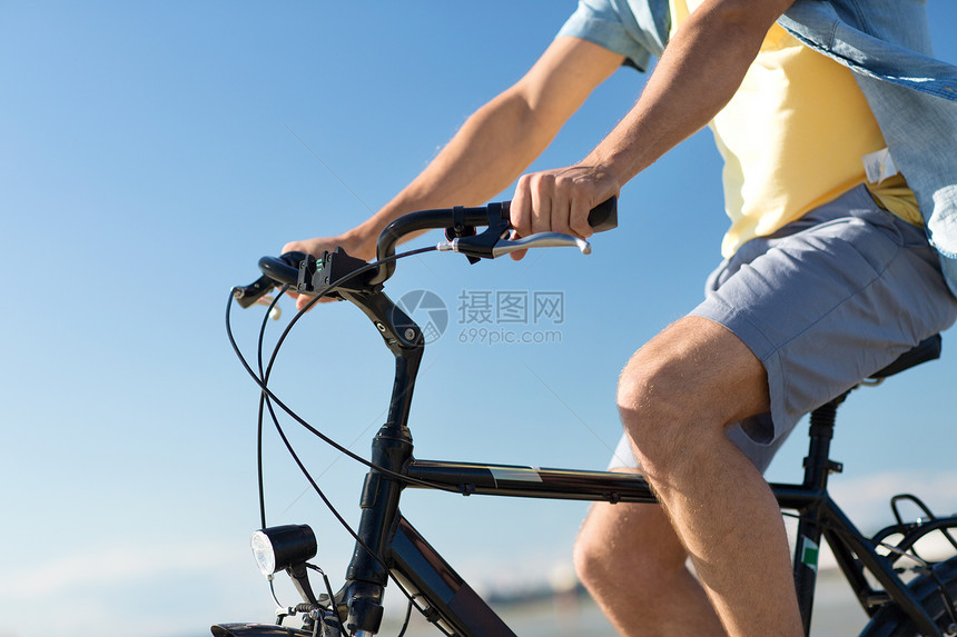 人们,休闲生活方式的近距离的轻人骑自行车沿夏海滩沿着夏天的海滩骑自行车的男人特写图片