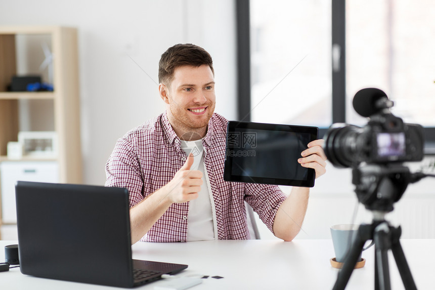 博客,视频博客人的男博客与相机记录视频审查平板电脑大拇指家庭办公室拥平板电脑视频博客的男博主图片