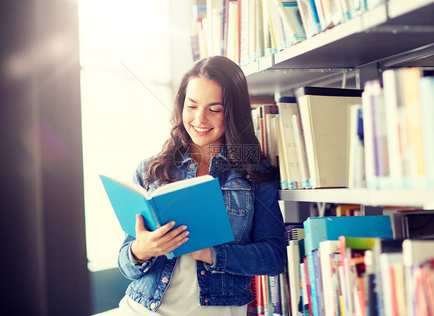教育,高中,大学,学人的微笑学生女孩图书馆读书高中生女孩图书馆读书图片
