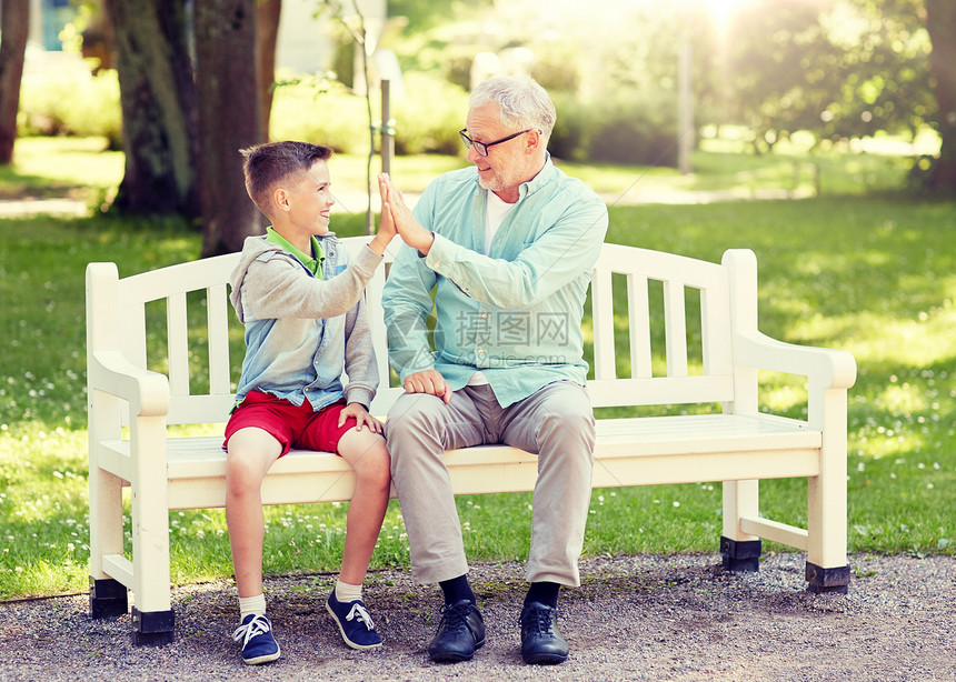 家庭,世代,手势,沟通人的快乐的祖父孙子夏季公园的长凳上了五个高老人男孩夏天的公园里击掌图片