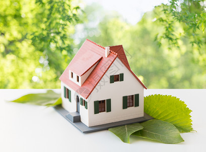 住房环境生态自然背景下居住房屋模型绿叶房屋模型绿叶高清图片