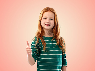 条纹女孩童,时尚人们的微笑的红色头发女孩穿着绿色条纹衬衫,粉红色的珊瑚背景上竖大拇指微笑的红头发女孩竖大拇指背景