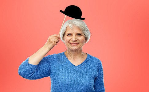 微笑的老年女性带着老式派帽子图片