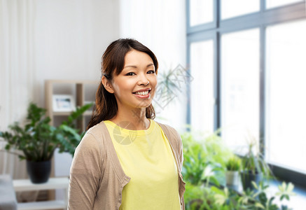 人,种族肖像快乐的亚洲轻妇女家庭背景快乐的亚洲女人家庭背景图片