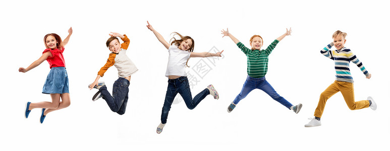 童,乐趣运动快乐的孩子跳过白色的背景快乐的孩子跳过白色的背景背景图片